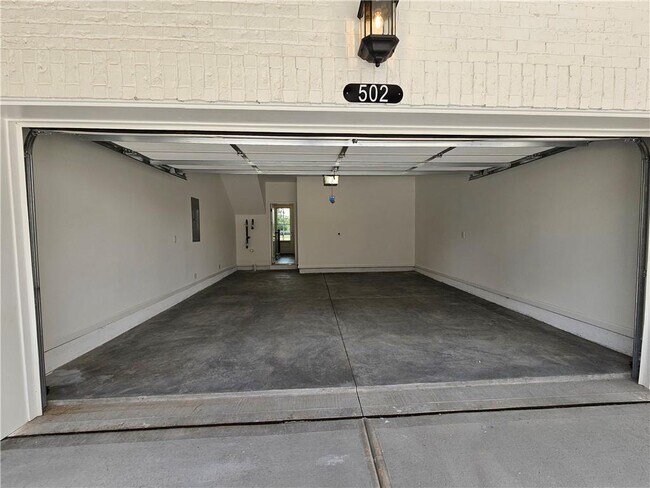 Building Photo - 502 Healy Dr