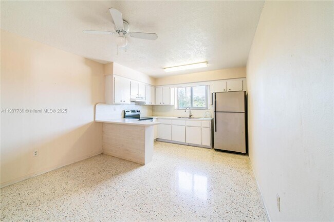 Building Photo - 23 NW 33rd Ave