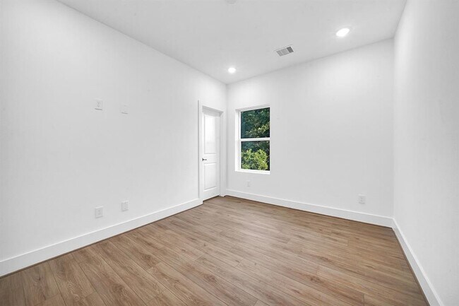 Building Photo - 7825 Colonial Ln