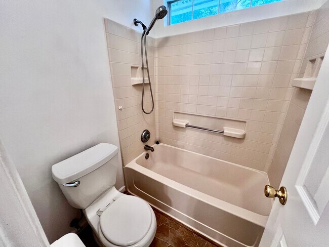 Building Photo - Gorgeous 4 Bedroom 2.5 Bath home in the he...