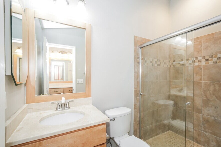 Building Photo - 2047 Sarah Louise Dr