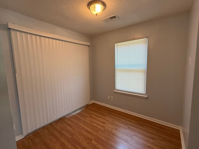 Building Photo - Freshly Painted 2Br 2Ba Duplex