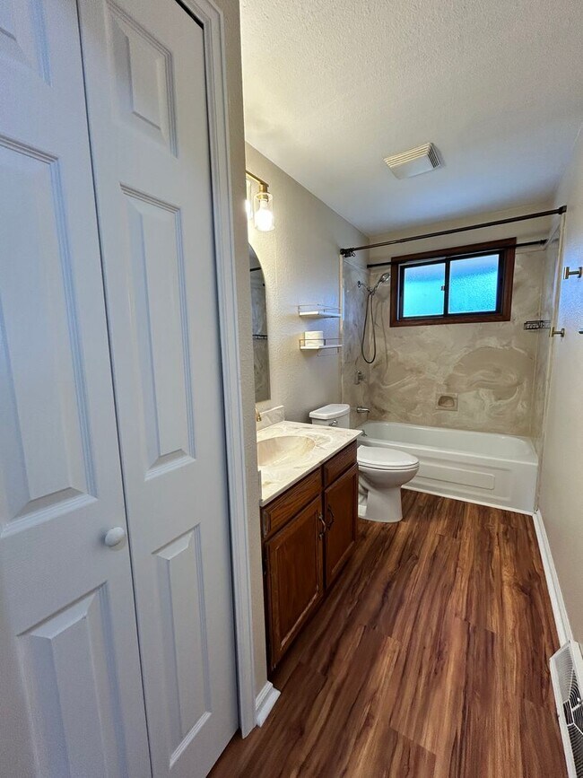 Building Photo - Recently Remodeled 2Bd/2Ba with Attached G...