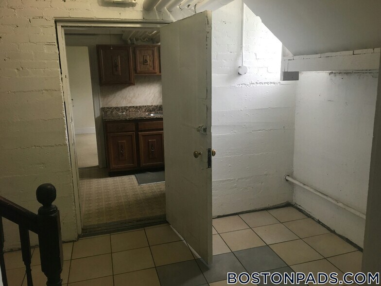 Building Photo - 88 Maple St