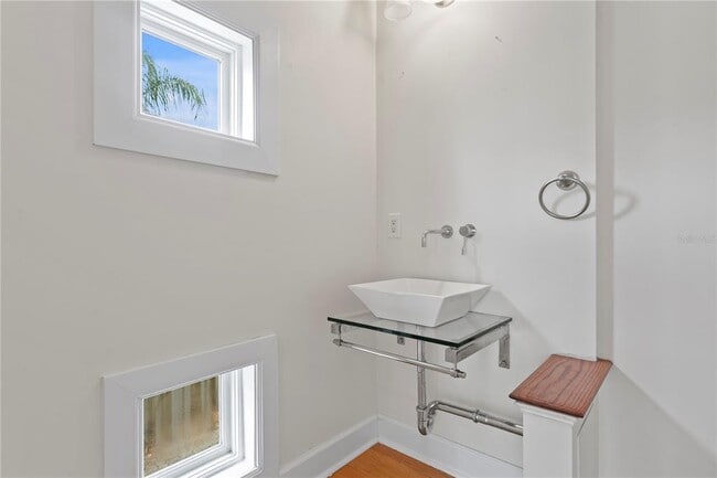 Building Photo - 512 S Glen Ave