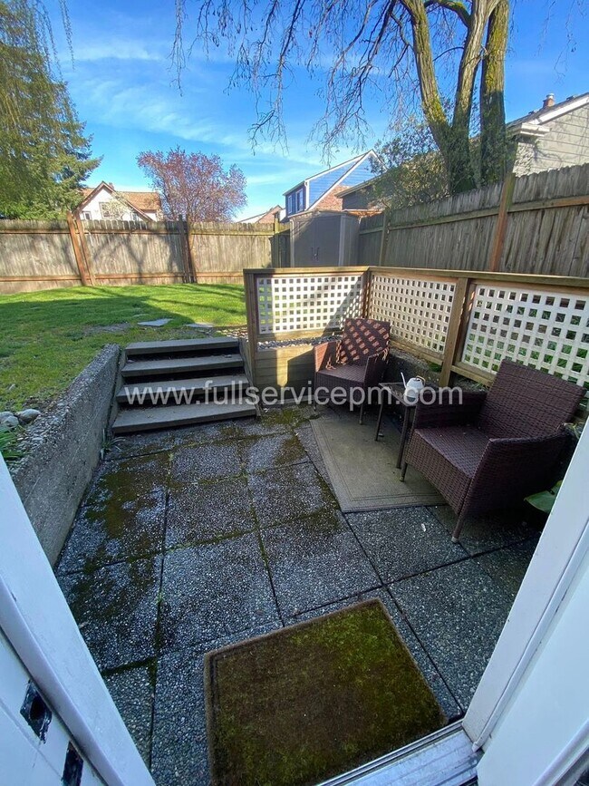 Building Photo - 8008 Roosevelt Way NE