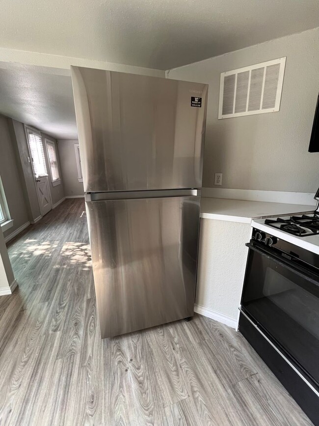 Building Photo - 2Bed/1bath Duplex in Hyde Park with Small ...