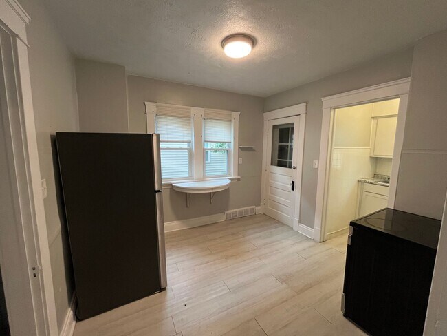 Building Photo - Three bedroom one bathroom home for rent