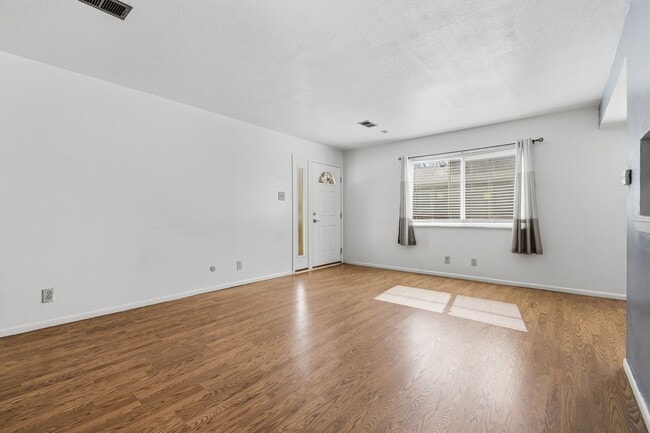 Building Photo - 2 Bed / 2 Bath Townhome in Denver