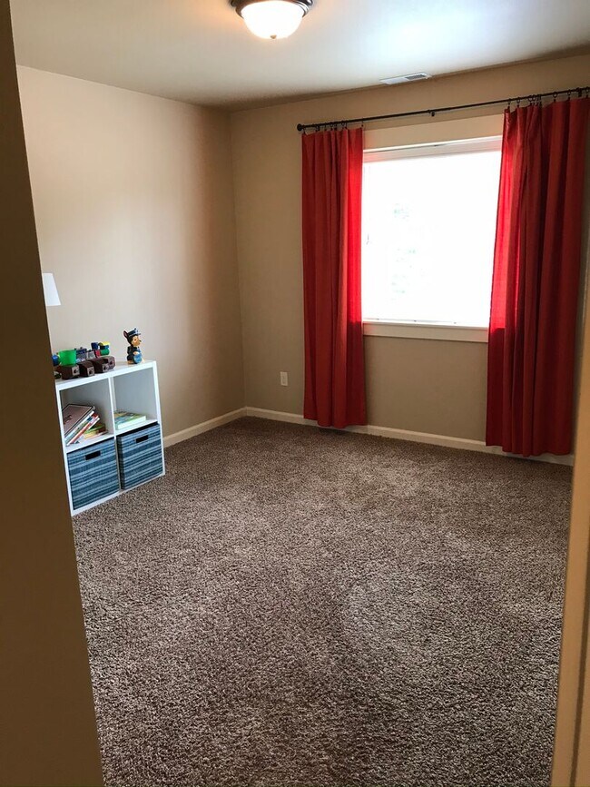 Building Photo - 4bed/3ba Old Portland style Home Nestled i...