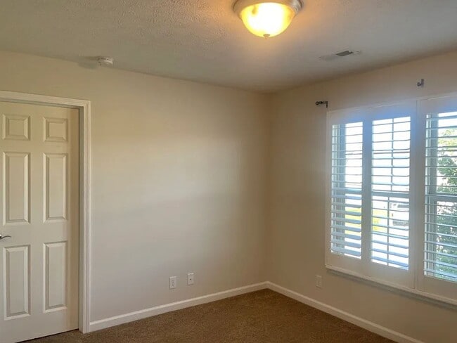 Building Photo - Large Kokomo Home!