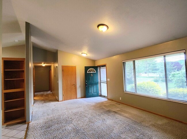 Building Photo - 5 BD 3 BA 2900 sq ft HOME IN DRAPER.