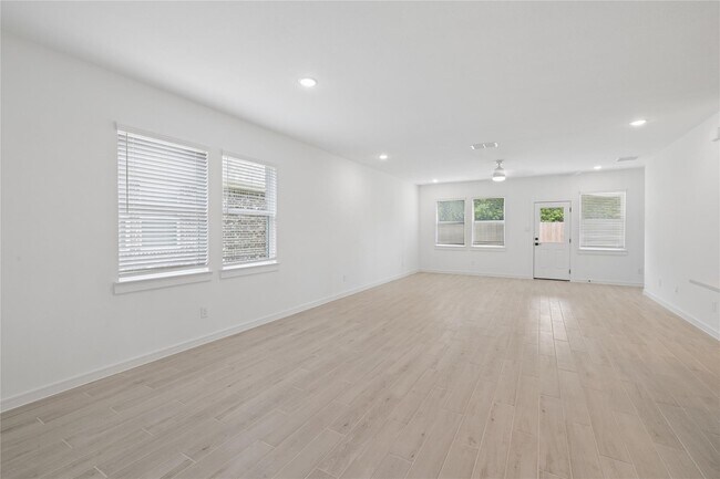 Building Photo - 4727 Bay Vista Dr