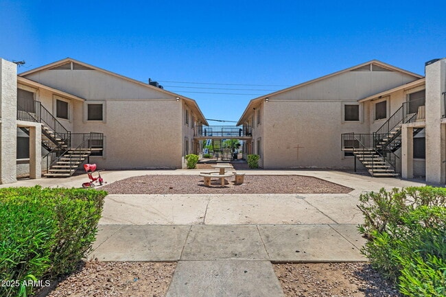 Building Photo - 2848 E Greenway Rd