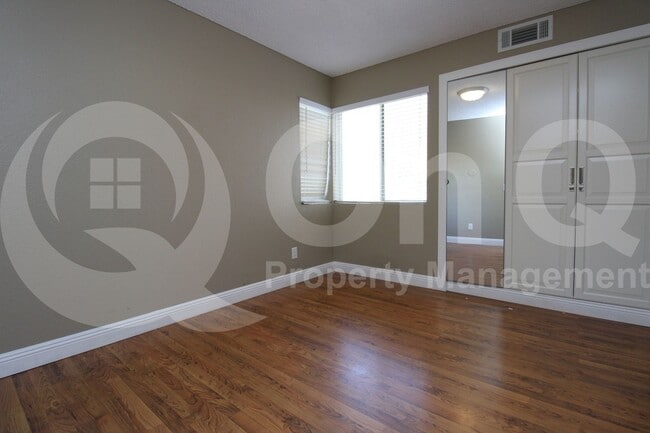 Building Photo - 850 N Valencia Dr