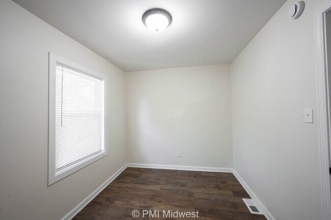 Building Photo - 512 N Chester Ave