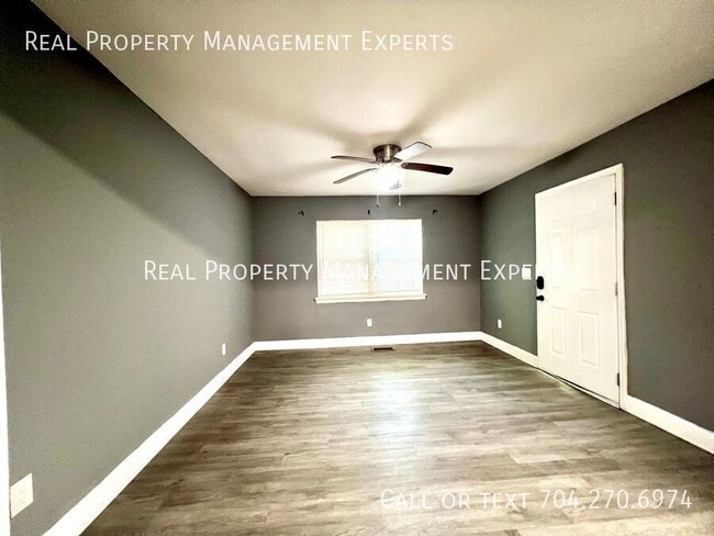 Building Photo - 2503 Eastway Dr