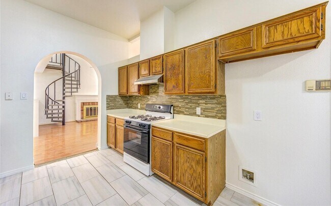 Building Photo - 16830 Scenic Gardens Dr