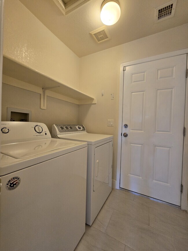 Building Photo - 7980 N Siskiyou Dr