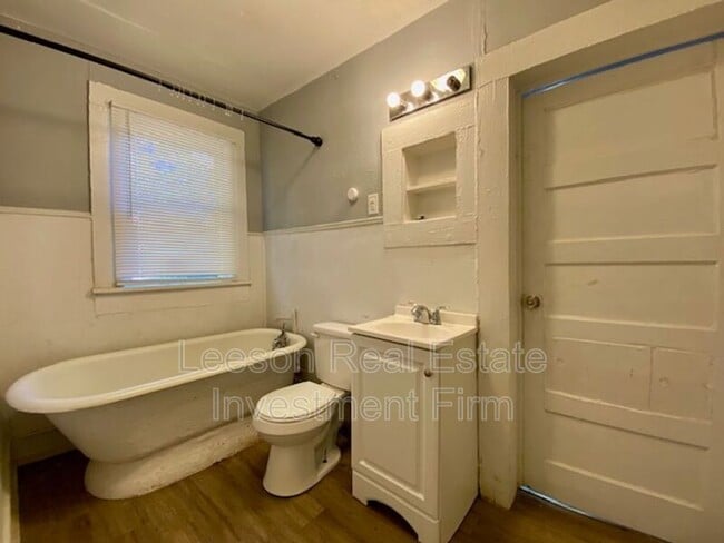 Building Photo - 262 E 68th St