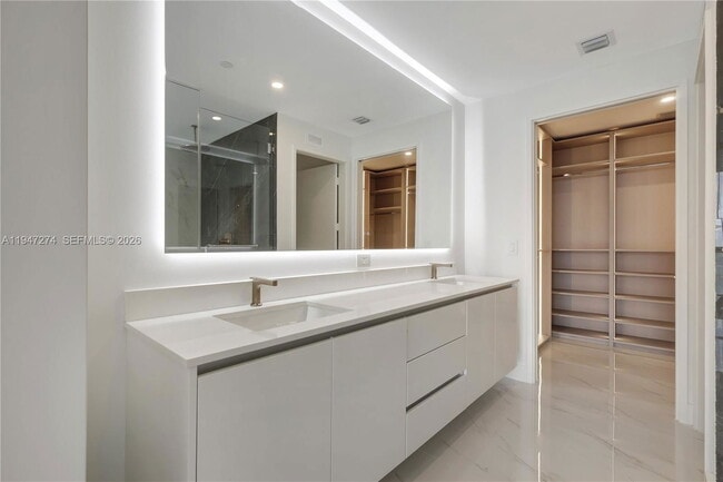 Building Photo - 700 NE 24th St