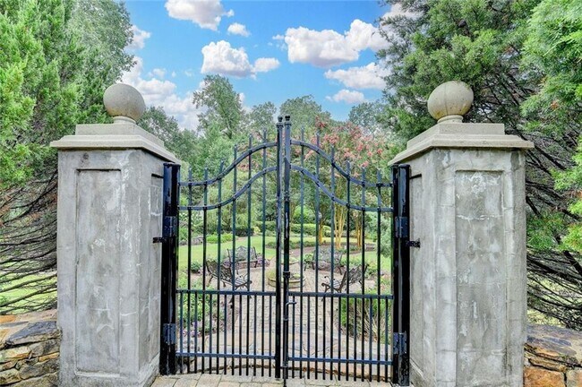 Building Photo - 2611 Briers N Dr