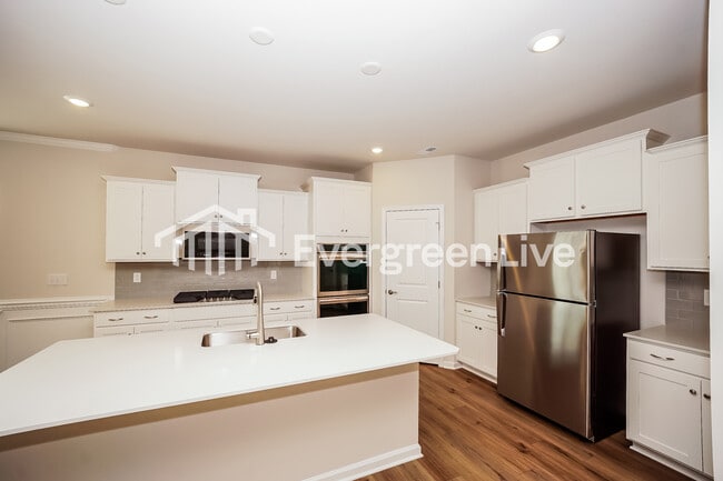 Building Photo - 6460 Fairfax Ct