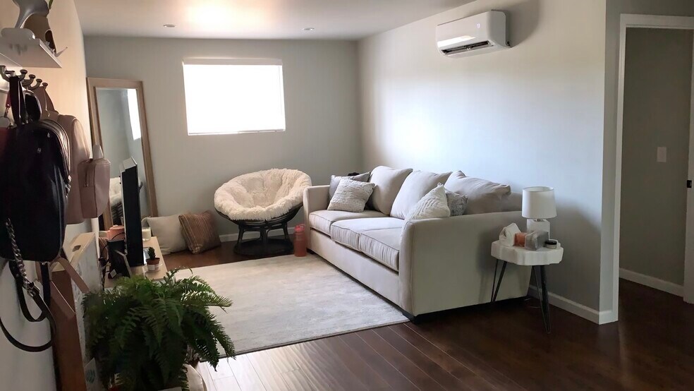 Living room - 19723 Hiawatha St