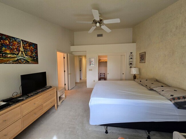 Building Photo - Fully Furnished single story 2 bed 2 bath ...