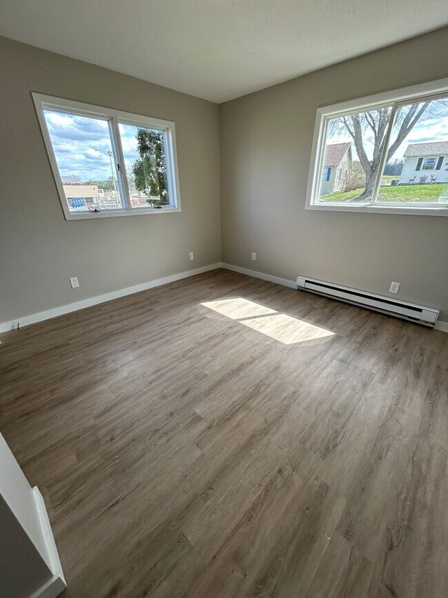 Building Photo - Recently Renovated 2 Bedroom Apartment