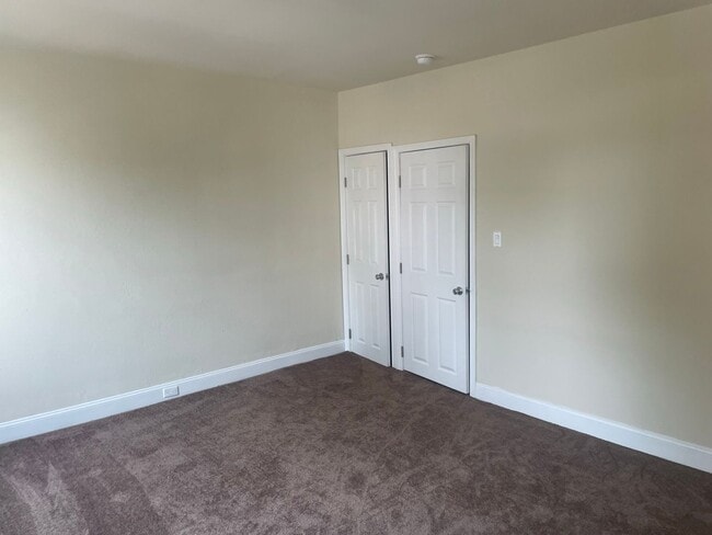 Building Photo - Large beautiful Home waiting for you