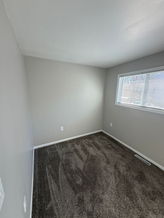 Building Photo - Section 8 Approved | Charming 3 Bed / 1 Bath Home in Lansing