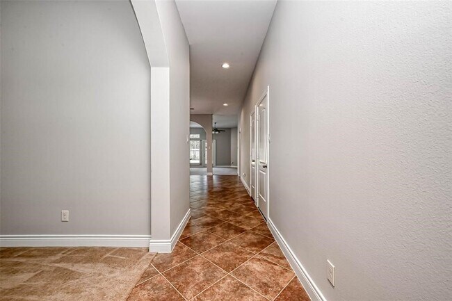 Building Photo - 5523 Stoneridge Ct