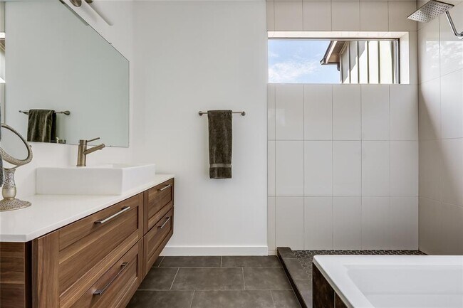 Building Photo - 2709 E 14th St