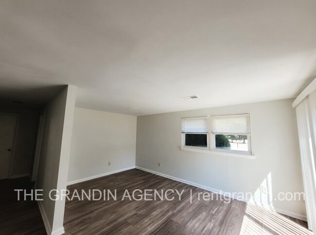 Building Photo - 916 Pyrtle Dr
