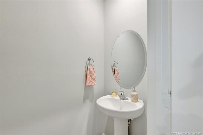 Building Photo - 396 SE Sea Hunt Wy