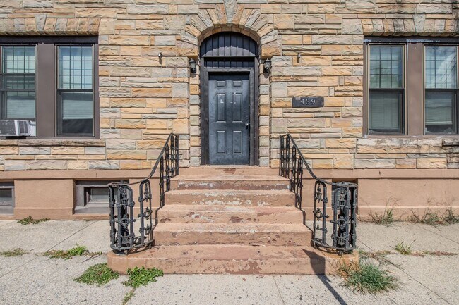 Building Photo - 439 Walnut St