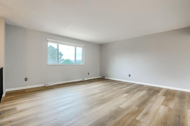 Building Photo - 4 BED 3 BATH HOUSE NEAR CREAK PARK!!!