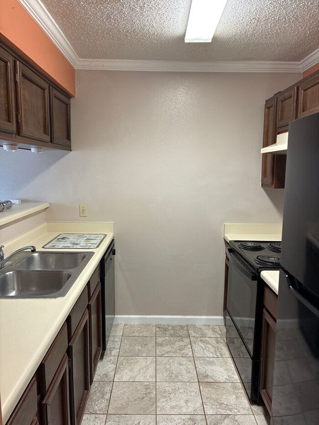 Building Photo - Stylish 1-Bedroom Home with Fireplace, Bal...