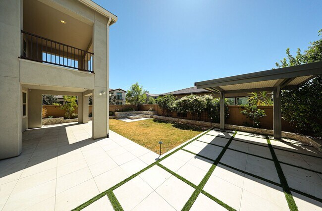 Building Photo - Beautiful 5bedrooms-2Baths Modern Style Home!