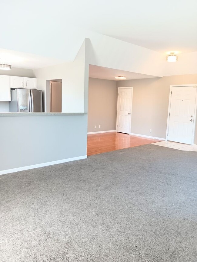 Building Photo - Spacious Condo with Modern Comforts