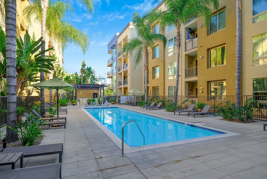 Building Photo - Reveal