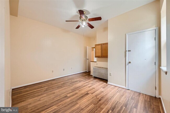 Building Photo - Large 1st Floor Aparment