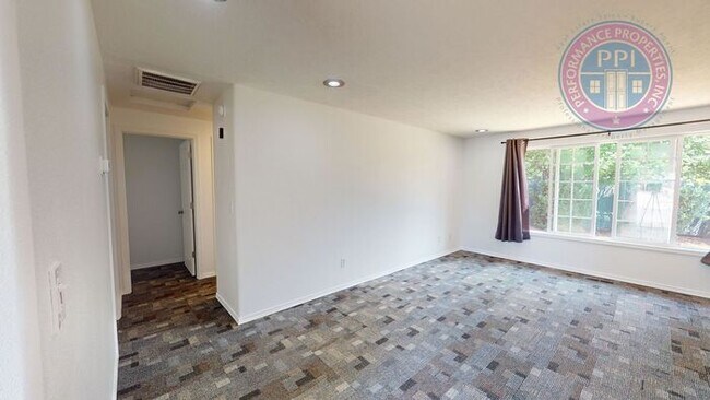 Building Photo - Desirable Sandy Neighborhood / Beautiful Single Level Ranch / Open Floor-Plan, Central Air
