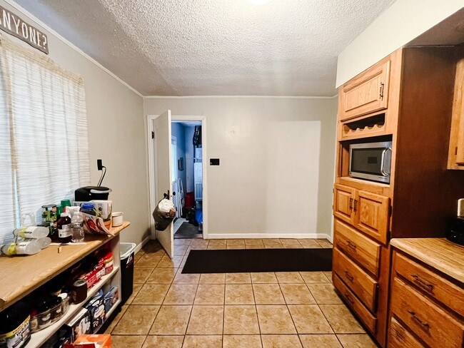 Building Photo - PRELEASING for AUGUST! Close to Campus