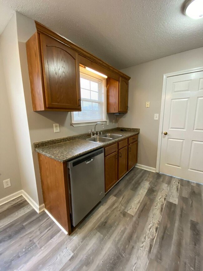 Building Photo - 3 Bed 2 Bath Amazing Home!