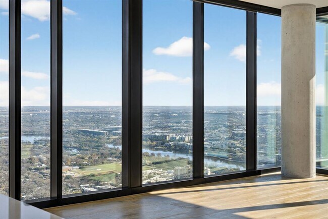 Building Photo - 610 Davis St