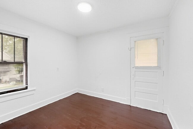 Building Photo - 928 W Dewald St