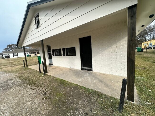 Building Photo - 1108 Railroad St