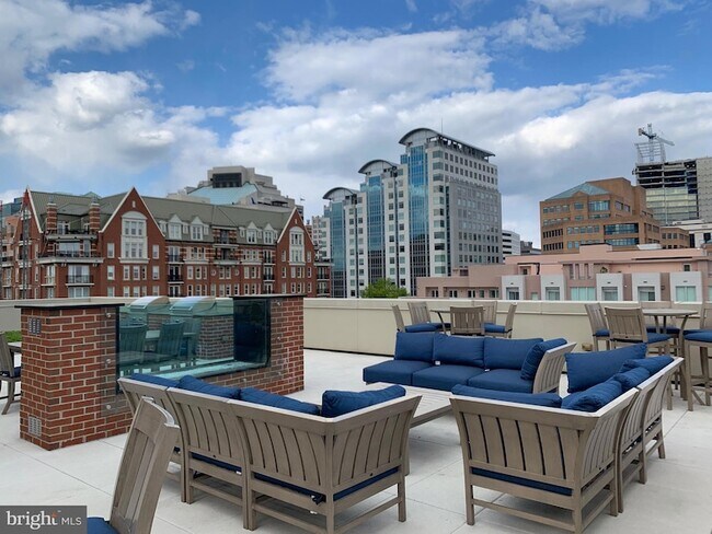 Building Photo - 4915 Hampden Ln